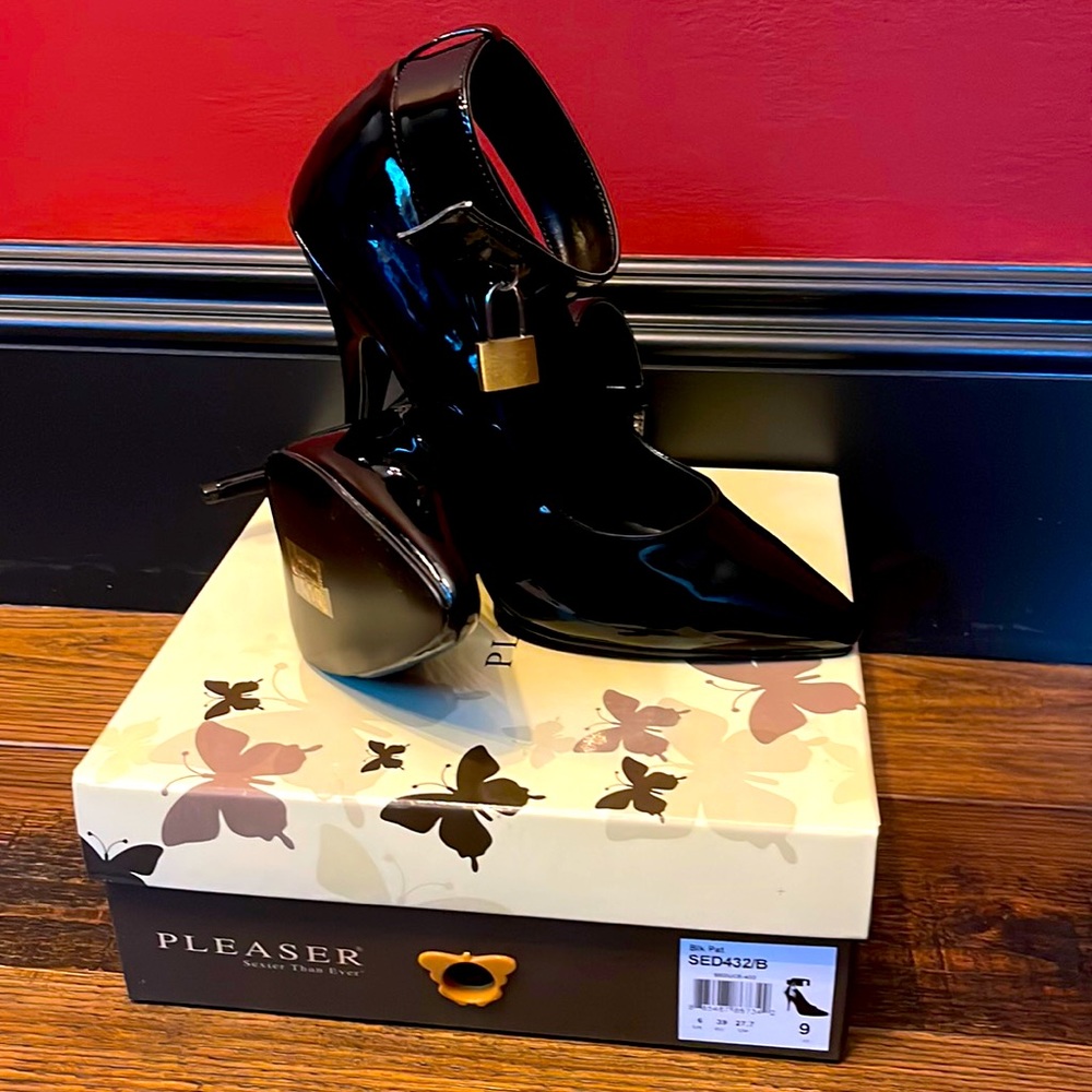 Brand new never worn black Pleasers